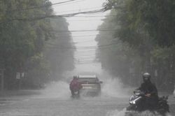 Miền Trung bước v&agrave;o cao điểm mưa lớn, miền Bắc trời m&aacute;t