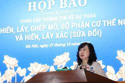 Bộ trưởng Bộ Y tế Đ&agrave;o Hồng Lan x&uacute;c động khi n&oacute;i về những trẻ em m&ograve;n mỏi chờ gh&eacute;p tạng
