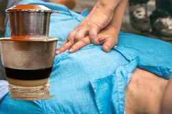 Người đ&agrave;n &ocirc;ng 50 tuổi bất ngờ ngừng tim sau ly c&agrave; ph&ecirc; s&aacute;ng
