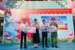 Trao tặng 95 thẻ BHYT cho học sinh có hoàn cảnh khó khăn
