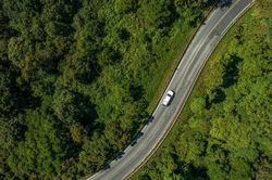 Vì sao tuyệt đối không được về số N (mo) để thả trôi xe xuống dốc?