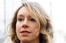 Sự ám ảnh dai dẳng của Elizabeth Holmes