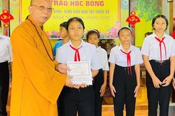 Lâm Đồng: Phân ban Phật tử dân tộc Trung ương trao học bổng cho học sinh vùng cao