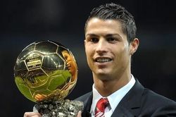 Ronaldo thắng giải Quả bóng vàng vĩ đại nhất lịch sử
