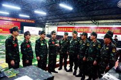 Thượng tướng Đỗ Xuân Tụng dự, chỉ đạo diễn tập của Sư đoàn 324, Quân khu 4