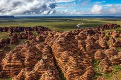 Dãy núi sọc cam đen kỳ lạ như đến từ hành tinh khác ở Australia