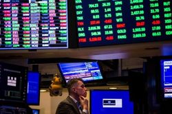 Fed không gây bất ngờ, chứng khoán Mỹ 'phủ xanh'