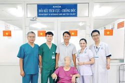 Cứu sống cụ bà 77 tuổi nguy kịch vì uốn ván sau vết dằm tre đâm vào tay