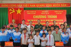 Đoàn Kinh tế - Quốc phòng 720, 726 trao kinh phí nâng bước em đến trường
