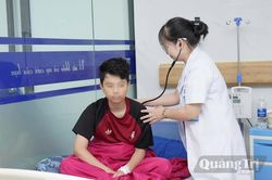 Bệnh nhi 14 tuổi rơi vào tình trạng sốc mất máu do xuất huyết tiêu hóa
