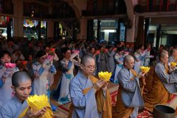 Lễ hoa đăng kỷ niệm ngày vía Bồ-tát Quán Thế Âm xuất gia tại Quan Âm tu viện (TP.HCM)