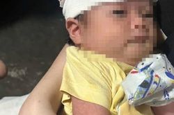 Xót xa bé gái khoảng 1 tháng tuổi bị bỏ rơi bên quốc lộ 1A, những món đồ bên cạnh gây chú ý