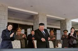 Ông Kim Jong-un trực tiếp thị sát loạt vũ khí mới