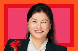 Từ công nhân làm kính đến người phụ nữ giàu nhất Trung Quốc
