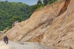 Lâm Đồng: Cấm phương tiện lưu thông qua điểm sụt lún Quốc lộ 28