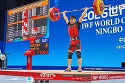 Lực sĩ 17 tuổi Việt Nam phá 2 kỷ lục thế giới trẻ