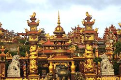 Cận cảnh nghĩa trang có nhiều lăng mộ bề thế ở Huế trước ngày đóng cửa