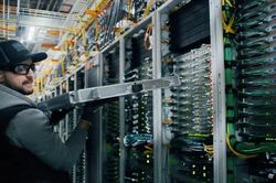Big Tech đổ tiền vào trung tâm dữ liệu AI, Phố Wall bắt đầu lo ngại