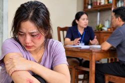Chồng thường xuyên đánh vợ, hòa giải không hiệu quả: Người vợ cần làm gì?