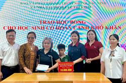 Báo và Phát thanh, Truyền hình Bắc Ninh cùng nhà tài trợ trao học bổng cho học sinh hoàn cảnh khó khăn