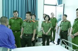 Thăm hỏi, động viên chiến sĩ bị thương trong khi truy bắt tội phạm ma tuý