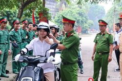Công an Hà Nội bồi dưỡng kỹ năng lái xe an toàn cho hàng trăm người dân