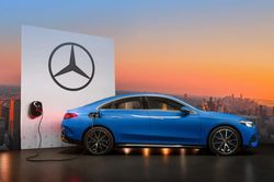 Mercedes-Benz gây bất ngờ với dòng xe điện trong tầm giá 1,59 tỷ đồng