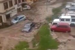 Vỡ hồ băng ở Bhutan, lũ cuồn cuộn phá tan nhà cửa như tận thế