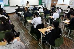 Hàn Quốc: Gian lận thi đại học bằng kính thông minh sẽ bị truy cứu trách nhiệm hình sự