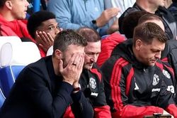 Phản ứng bất lực của Carrick khi MU thua muối mặt trước Chelsea