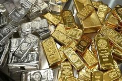 Giá vàng thế giới 'lao dốc' mạnh nhất 1 năm qua