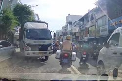 Thượng úy cảnh sát dùng mô tô đặc chủng mở đường cho chồng đưa vợ sắp sinh đến viện
