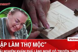 Du khách tỉ mẩn tập khắc gỗ, trải nghiệm cảm giác làm thợ mộc làng nghề