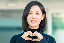 Kim Ji Won đi sân bay như chụp ảnh tạp chí, một chi tiết gây chú ý