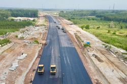 Cao tốc TP.HCM - Thủ Dầu Một - Chơn Thành qua Đồng Nai đang thảm nhựa, tăng tốc về đích