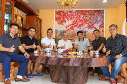Từ "Quyền được... ăn sáng và cà phê" đến "Quyền được... quét nhà và chống gậy đi chơi"