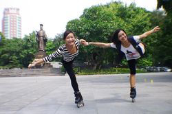 Giới trẻ thỏa chí với patin và skateboard