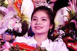 Bên lề cuộc thi 'Vẻ đẹp vầng trăng khuyết'
