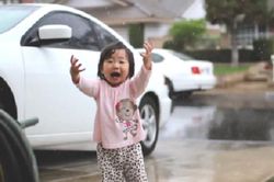 Xúc động clip cô bé nhỏ tuổi vui đùa dưới mưa