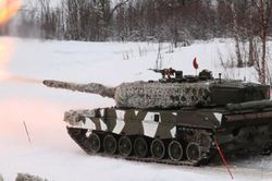 Xe tăng, binh lính NATO tập trận lớn 'đe' Nga