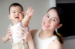 Siêu mẫu Thái Hà bất ngờ khoe con trai nhỏ