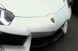 Siêu xe Lamborghini 25 tỷ nứt toác đầu vì hậu đậu