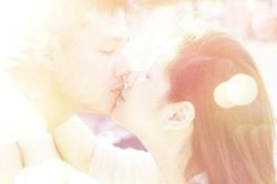 Đan Lê khoe ảnh nụ hôn với chồng đẹp như cổ tích
