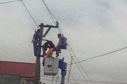 Thi thể người đàn ông vắt ngang đường dây điện