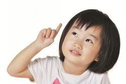Nhà có khách, con lôi 'tật xấu' của bố mẹ ra kể