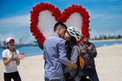 Độc đáo 'tỏ tình bằng dù lượn' cùng Jetstar Pacific