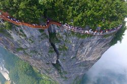 Lối đi đáy kính cao 1.400 m bên rìa núi đá