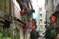 Run sợ nhà tập thể bị nghiêng, cầu thang chực sập ở Hà Nội