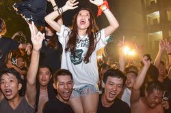 Bữa tiệc Rock Phương Đông cuồng nhiệt trong pháo sáng