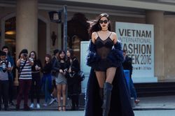 Hoàng Thùy táo bạo với áo brallete ren hở bra đầy khêu gợi